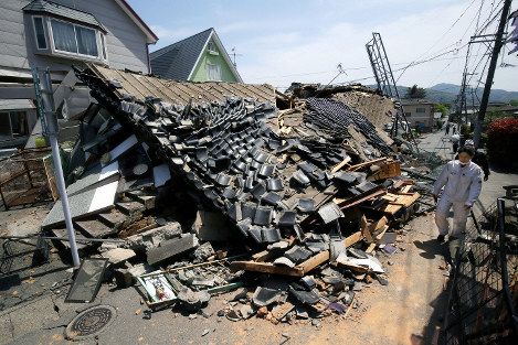 熊本地震で倒壊した家屋＝熊本県益城町で2016年4月15日午後0時42分、森田剛史撮影