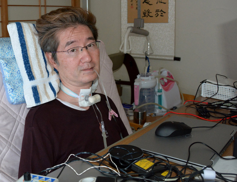 東京五輪・パラリンピックの都市ボランティアに応募した高野元さん=川崎市の自宅で