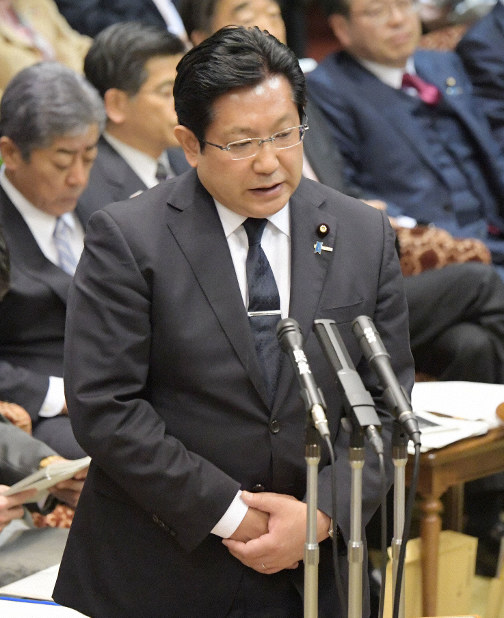 参院決算委員会で自身の「忖度」発言について答弁する塚田一郎副国土交通相＝国会内で2019年4月4日午後1時2分、川田雅浩撮影