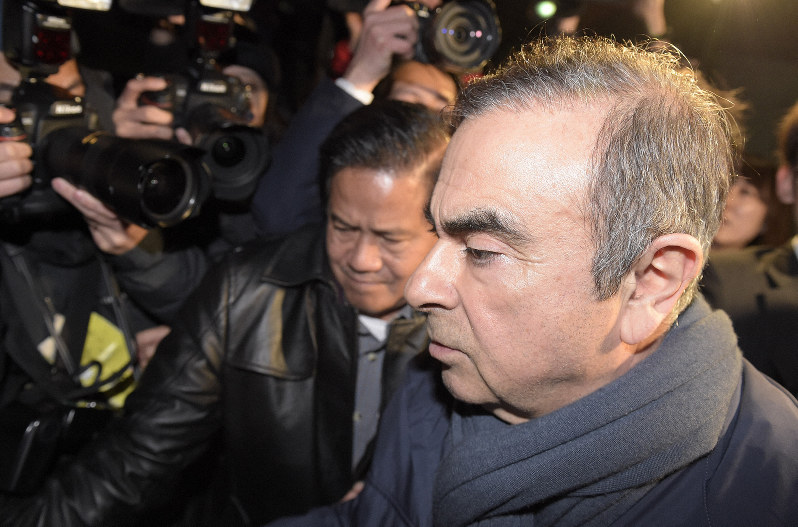 弁護士事務所を出るカルロス・ゴーン前会長=東京都千代田区で2019年4月3日午後7時13分、渡部直樹撮影