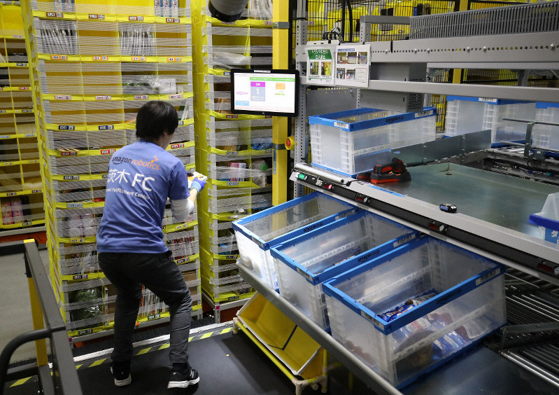アマゾン 関西初の自動化物流施設を公開 最新ロボットも 毎日新聞
