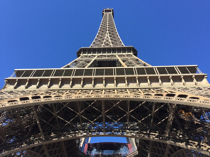 1889年に完成したパリの象徴ともいえるエッフェル塔＝パリ市で2019年2月24日、銅崎順子撮影