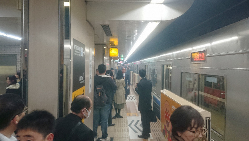 福岡市地下鉄で 車両から煙 乗客全員が避難 毎日新聞 福岡市地下鉄で 車両から煙 乗客全員が避難 毎日新聞