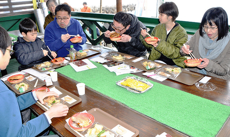 大アナゴ祭 地産地消ｐｒ 大田でイベント 参加者１００人舌鼓 島根 毎日新聞