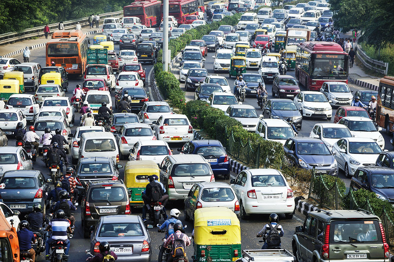 日々増える車が道路を埋める（Bloomberg）