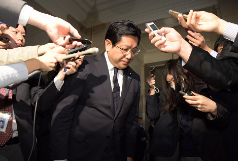 参院決算委員会後、記者団の質問に答え一礼する塚田一郎副国土交通相＝国会内で2019年4月4日午後4時37分、川田雅浩撮影