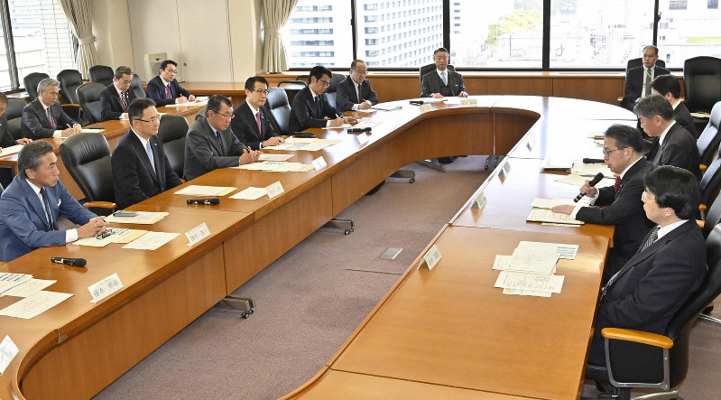 コンビニ大手との会談であいさつをする世耕弘成経済産業相(右手前から2人目)=東京都千代田区の経産省で2019年4月5日午前7時33分、藤井達也撮影