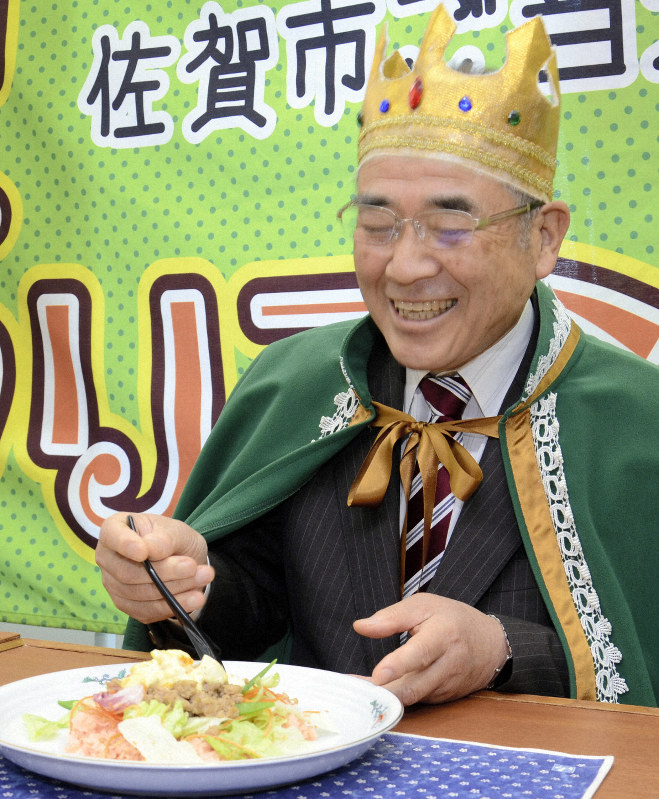特製のシシリアンライスを試食する秀島市長=佐賀市で2019年4月4日、松尾雅也撮影