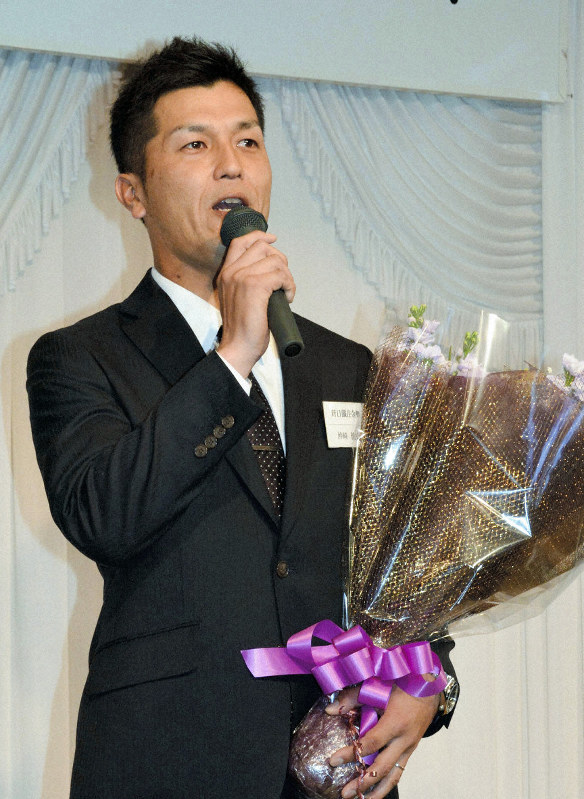 市民応援団や企業関係者の前で勇退のあいさつをする沖崎さん=千葉県君津市で