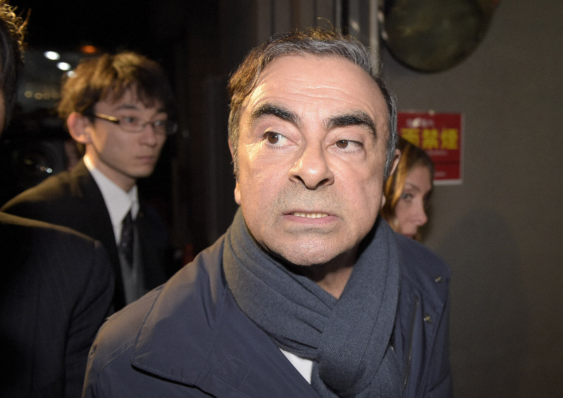 再逮捕前日の夜、弁護士事務所を出るカルロス・ゴーン前会長=東京都千代田区で2019年4月3日午後7時13分、渡部直樹撮影