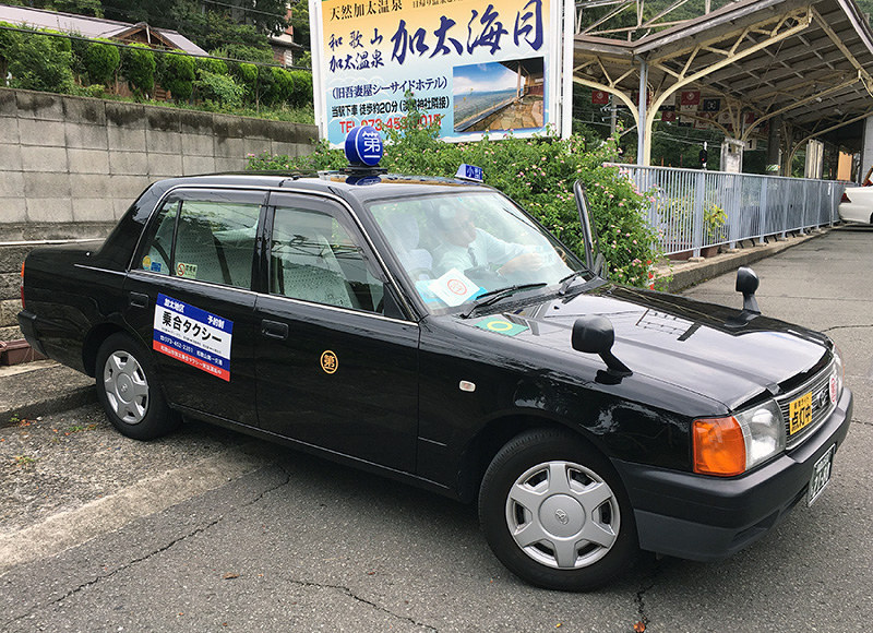 和歌山市加太地区のデマンド型乗合タクシー。利用促進のため課題は多い=和歌山市提供