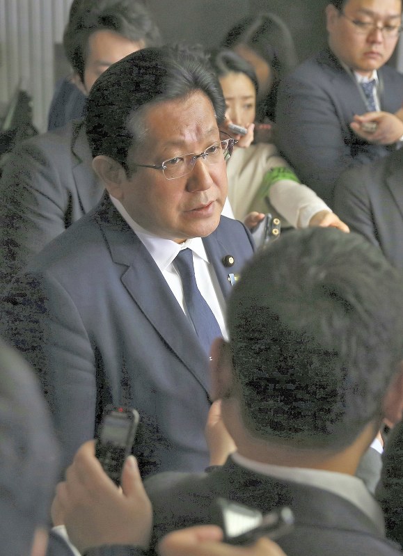 辞任について報道陣に説明する塚田一郎副国土交通相=国交省で2019年4月5日午前、佐々木順一撮影