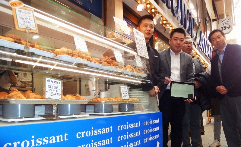 クラウン製パンの松岡寛樹常務(左端)と、焼くッチャ君を設置したビビンコの青野正道取締役、岩崎光幸取締役、井上研一社長(右から)=北九州市小倉北区のクラウン製パン京町店で2019年3月8日10時20分、山本泰久撮影