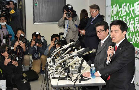 大阪府知事選・大阪市長選でそれぞれ当選確実となり記者会見する吉村洋文さん（手前）と松井一郎さん＝大阪市中央区で2019年4月7日午後8時53分、平川義之撮影