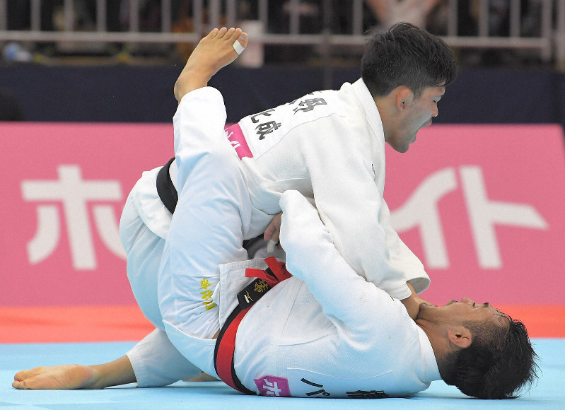 男子73キロ級決勝、橋本壮市(下)から隅落としで技ありを奪い、優勝を決めた大野将平=福岡国際センターで2019年4月7日、徳野仁子撮影