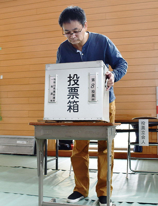 投票箱を設置する和歌山市の職員=同市新大工町の大新小体育館で、後藤奈緒撮影