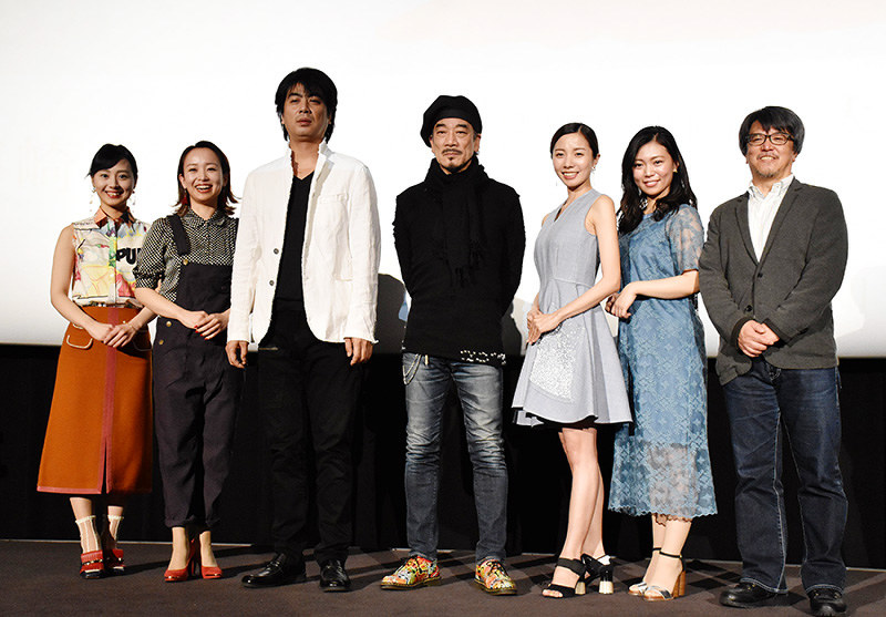 映画「波乗りオフィスへようこそ」の上映後、舞台あいさつする出演者たち=徳島市南末広町のイオンシネマ徳島で、岩本桜撮影