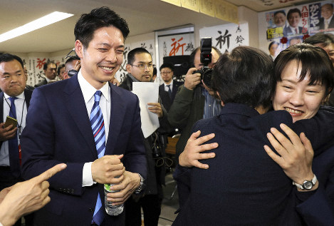 鈴木 北海道知事が初登庁 全国最年少38歳 職員は 年下上司 に不安と期待 毎日新聞
