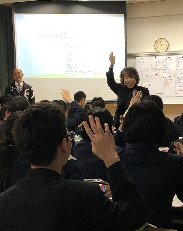 学校支援カウンセラーの阪中さんが講師を務めた「いのちとこころの学習」=神戸市の市立竜が台中学校で