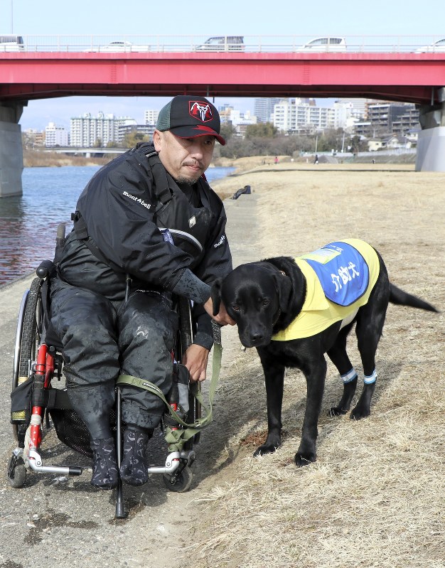 東京パラリンピック出場を目指す我妻進之と介助犬のグレープ