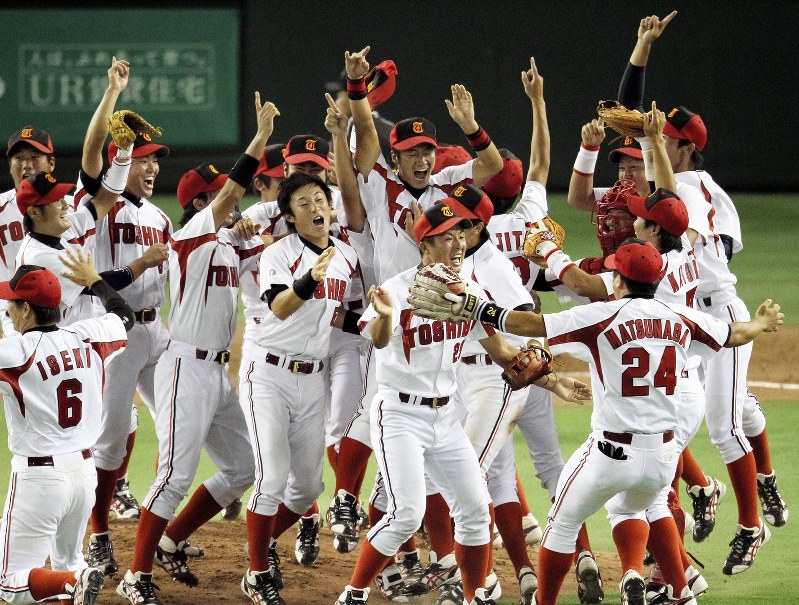 2010年、第81回都市対抗野球大会で7回目の優勝を決め、マウンドに駆け寄る川崎市・東芝の選手たち=和田大典撮影