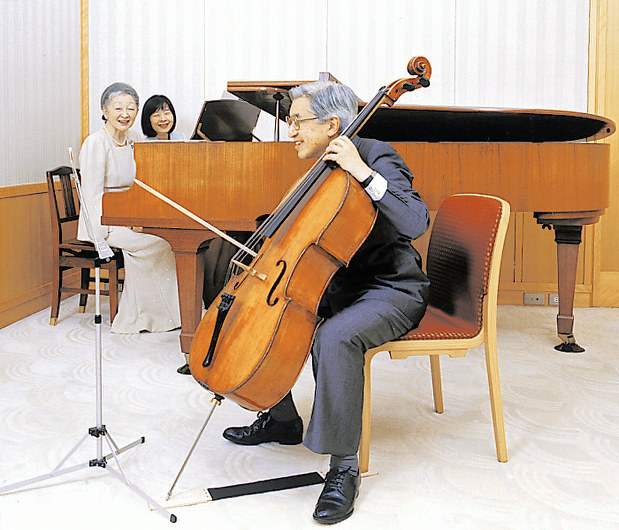 皇居・御所でチェロ、ピアノの演奏を楽しまれる天皇、皇后両陛下と黒田清子さん(当時は紀宮さま)=2005年10月、宮内庁提供