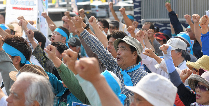 出陣式で気勢をあげる支援者たち=沖縄市で2019年4月9日午前9時31分、津村豊和撮影