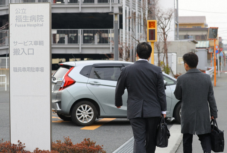 立ち入り検査のため公立福生病院に向かう東京都の職員=東京都福生市で2019年3月6日、宮武祐希撮影