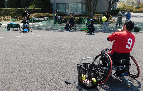 投球の見本を見せる「群馬シャドウクレインズ」の新井陽介代表監督（右）