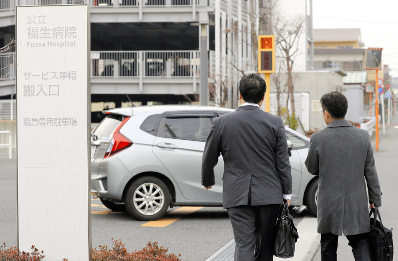 立ち入り検査のため公立福生病院に向かう東京都の職員=東京都福生市で2019年3月6日午後3時38分、宮武祐希撮影