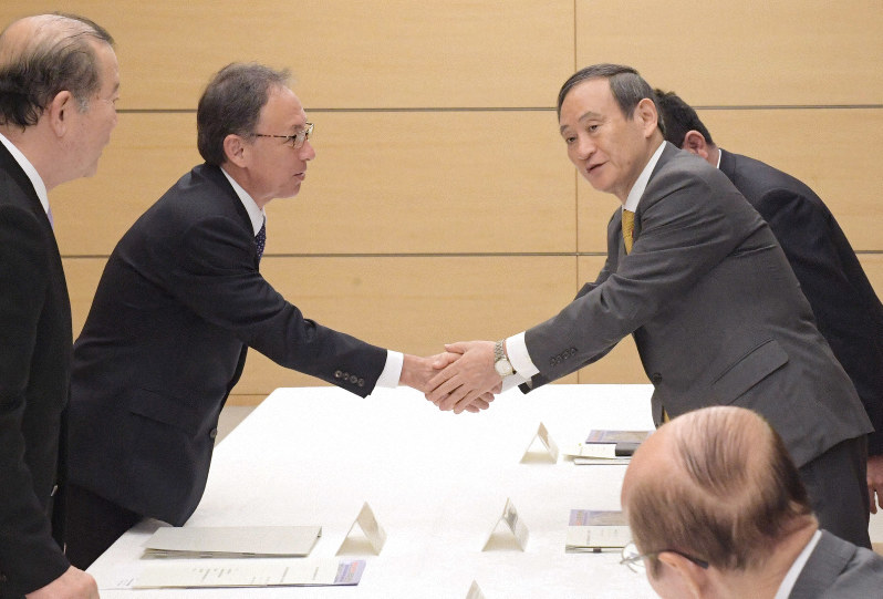 普天間飛行場負担軽減推進会議の冒頭に握手する沖縄県の玉城デニー知事(左)と菅義偉官房長官(右)=首相官邸で2019年4月10日午前8時、川田雅浩撮影