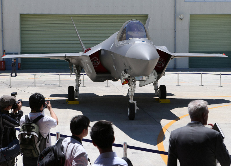 青森県沖で消息を絶ったF35Aステルス戦闘機。国内で組み立てられた初号機として三菱重工業小牧南工場での式典で関係者や報道陣に公開されていた=愛知県豊山町で2017年6月5日、兵藤公治撮影