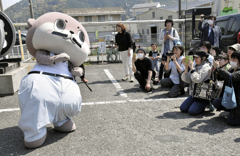 しんじょう君にファン熱視線 軌跡たどる展覧会 高知 須崎で13日まで 毎日新聞