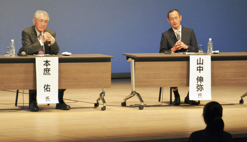 高校生の質問に答える本庶佑氏(左)と山中伸弥氏=京都市左京区のロームシアター京都で2019年4月8日16時4分、中津川甫撮影