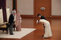 結婚60年の祝賀行事で、皇太子ご夫妻からあいさつを受けられる天皇、皇后両陛下＝皇居・宮殿「松の間」で2019年4月10日午前11時（代表撮影）