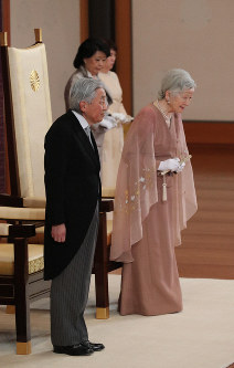 結婚60年の祝賀行事に臨まれる天皇、皇后両陛下＝皇居・宮殿「松の間」で2019年4月10日午前11時4分（代表撮影）