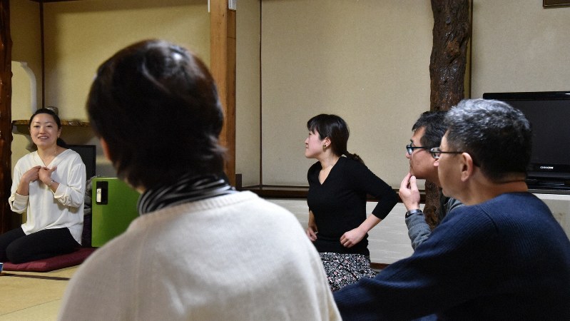 50代からの自分ほぐしワークショップで語り合う参加者たち=東京都文京区で、筆者撮影