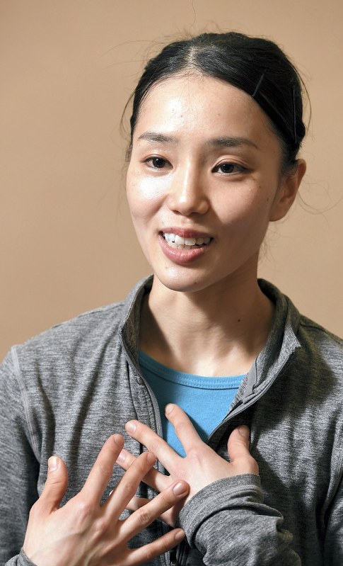インタビューに答える小野絢子=宮本明登撮影