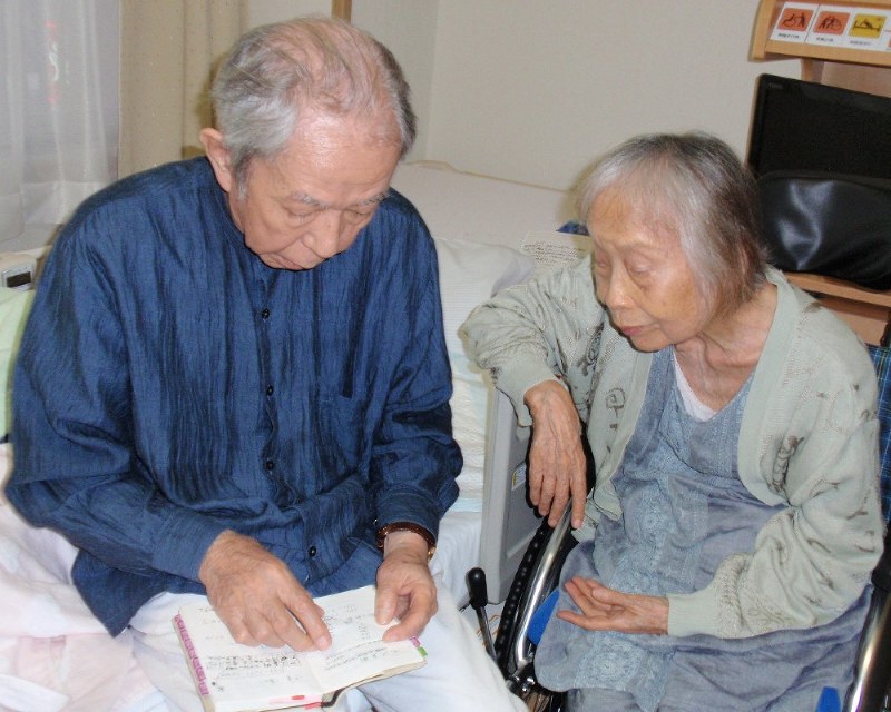 石牟礼道子さん(右)と、石牟礼さんの文学・思想的盟友で日本近代史家の渡辺京二さん=熊本市東区の病院で2014年8月31日、米本浩二撮影