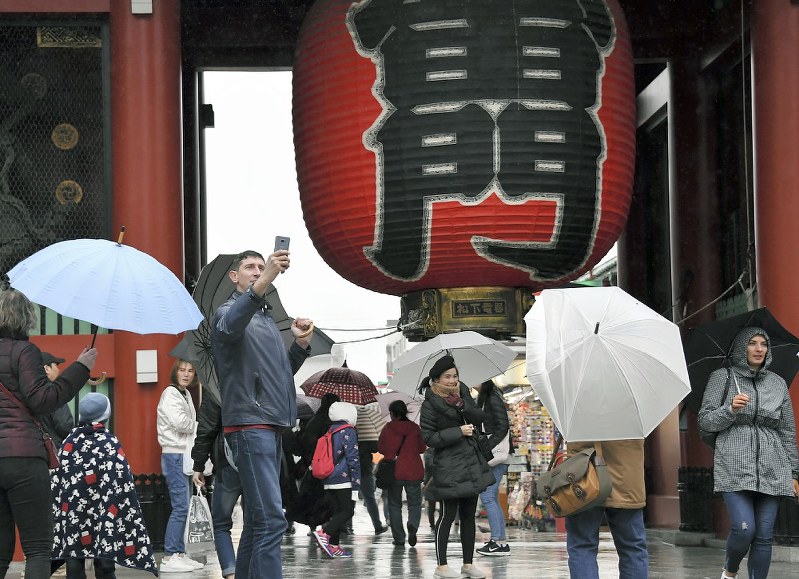 海外からの観光客でにぎわう浅草=東京都台東区で10日午後、宮間俊樹撮影