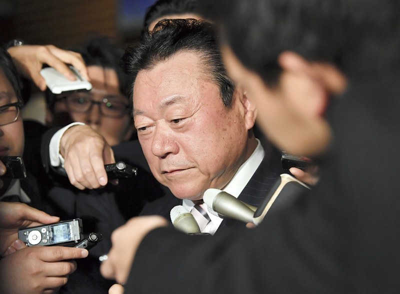 辞表提出後、記者団の取材に応じる桜田五輪担当相=首相官邸で10日午後8時51分、宮間俊樹撮影