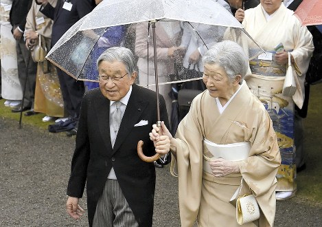 雨の中、一つの傘に入って最後の機会となる秋の園遊会に臨まれた天皇、皇后両陛下＝東京都港区の赤坂御苑で２０１８年１１月、渡部直樹撮影