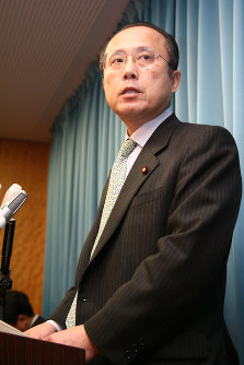 2006年12月、政治団体の事務所費問題で佐田玄一郎・行政改革担当相が辞任＝山本晋撮影