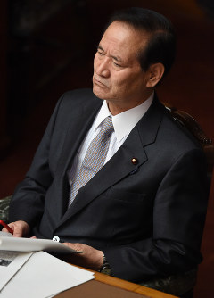 2015年2月、補助金支給が決まった企業からの献金問題で西川公也農相が辞任＝小関勉撮影