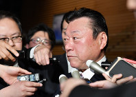 2019年4月10日、東日本大震災を巡り、復興以上に政治家が大事と発言した責任を取って桜田義孝五輪担当相が辞任＝宮間俊樹撮影