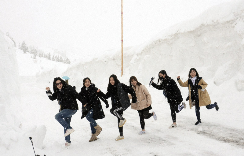 雪の壁にびっくり 立山黒部アルペンルートが部分開通  毎日新聞