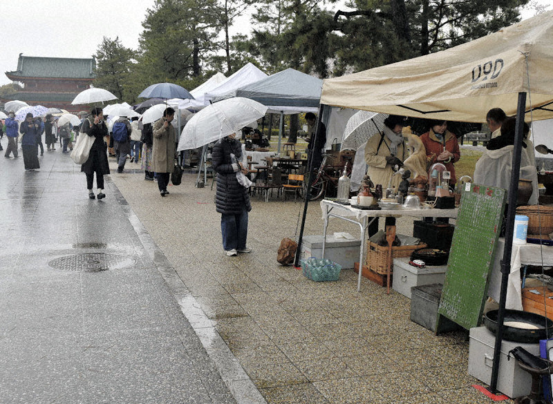 気軽に骨董を」 平安蚤の市、月1回開催 京都・岡崎公園 | 毎日新聞