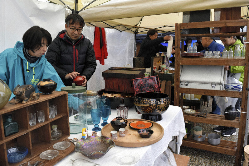 気軽に骨董を」 平安蚤の市、月1回開催 京都・岡崎公園 | 毎日新聞