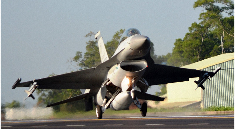 軍事演習で高速道路に着陸する戦闘機F16=台湾嘉義県民雄郷で2014年9月16日、鈴木玲子撮影