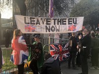 メイ首相がＥＵと合意した協定案が議会で否決された直後、首相官邸周辺に離脱延期に抗議する市民が集結した＝2019年3月29日、三沢耕平撮影